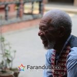 Morgan Freeman ríe durante su discusión sobre las prácticas del Kumari con Anil Chitrakar (National Geographic – Maria Bohe)